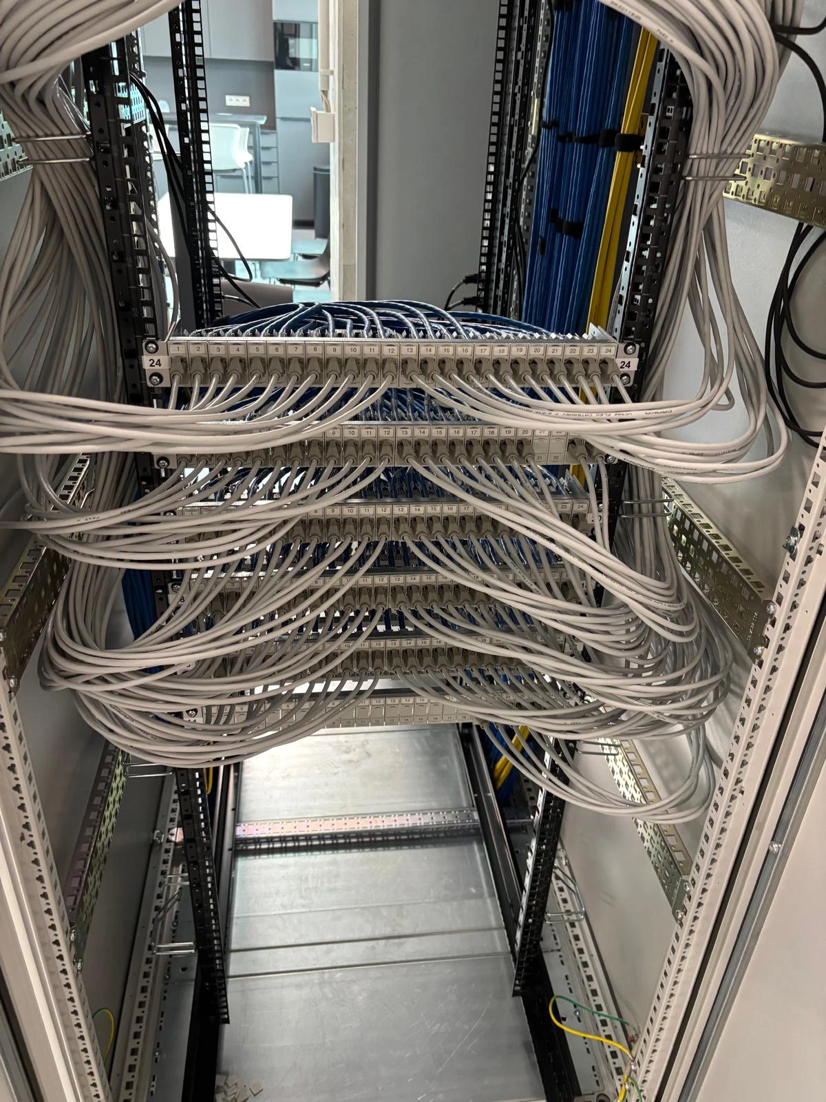 Strukturierte Verkabelung und Kabelmanagement am Patchpanel